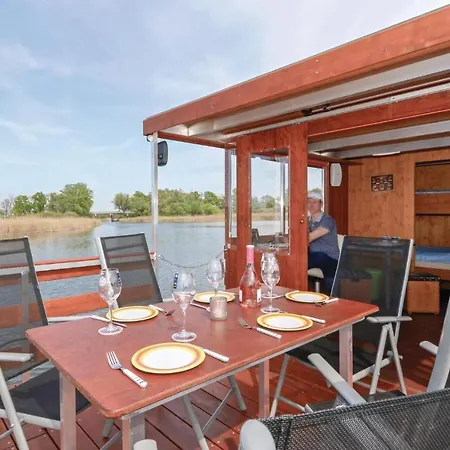 Hotel en barco 2 Bedroom Awesome Ship In Neustrelitz 3*