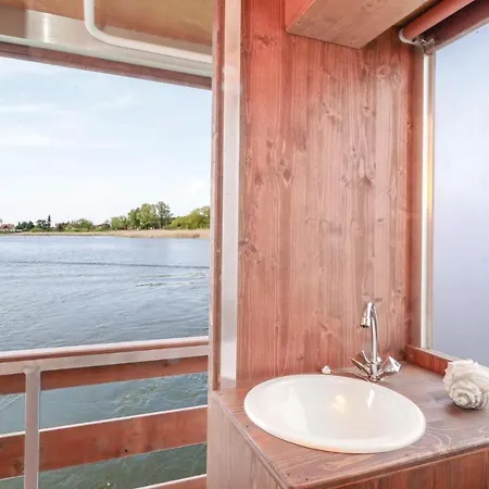 Hotel en barco 2 Bedroom Awesome Ship In Neustrelitz 3*